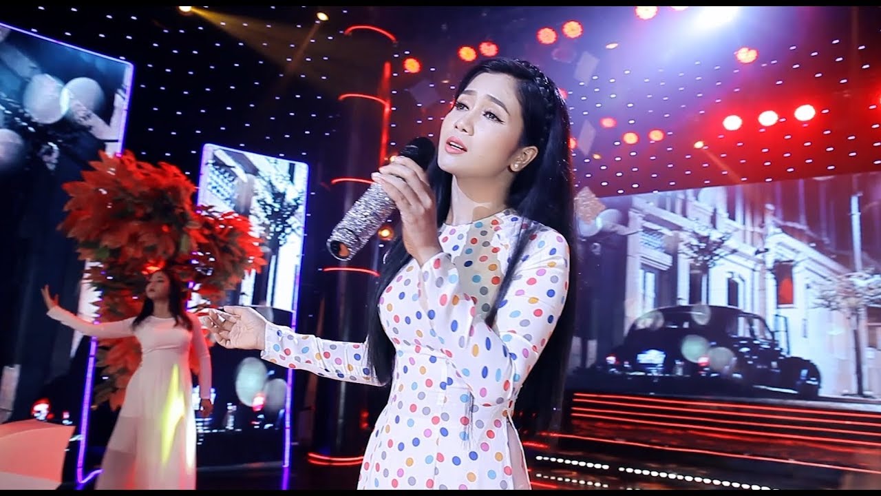 Người đi ngoài phố